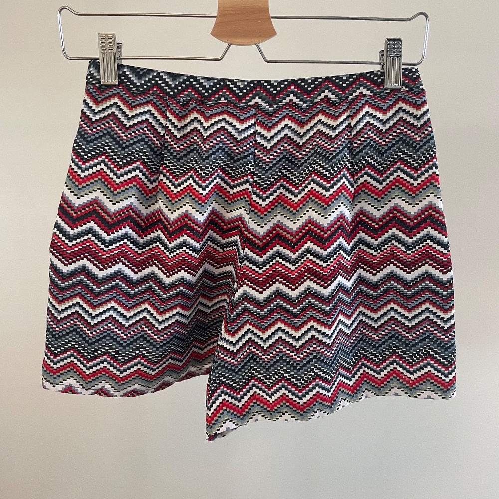 High-Waisted Shorts with Pattern Print - Picture 2 of 4